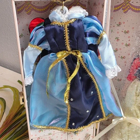 Vintage 10" Porcelain Snow White Style Doll 2 Extra Outfits & Music Box Trunk‎ - Picture 6 of 16